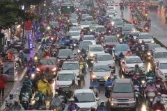 Người dân đội mưa rét, nhích từng mét về quê nghỉ Tết Dương lịch