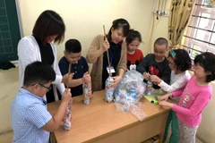 Giáo viên và học sinh Tiểu học Việt Nam - Cuba hăng say làm gạch. 