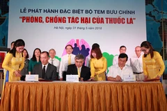 Ký phát hành bộ tem phòng chống tác hại của thuốc lá. (Ảnh: CTV/Vietnam+)