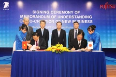 Phó Tổng Giám đốc Tập đoàn VNPT Huỳnh Quang Liêm (bên trái) và ông Arimichi Kunisawa, Tổng Giám đốc khu vực châu Á của Fujitsu ký kết Biên bản ghi nhớ hợp tác. (Nguồn: VNPT)