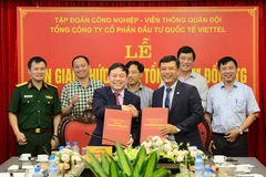 Thiếu tướng Lê Đăng Dũng (trái, hàng trên) bàn giao chức vụ tại Viettel Global cho ông Đỗ Mạnh Hùng. (Ảnh: CTV/Vietnam+)