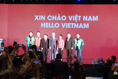 Tổng thống Indonesia (giữa) dự lễ ra mắt ứng dụng Go-Viet và chụp ảnh lưu niệm. (Ảnh: T.H/Vietnam+)