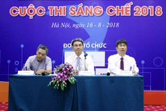 Đại diện Ban tổ chức giải đáp những câu hỏi tại phát động Cuộc thi Sáng chế. (Ảnh: CTV/Vietnam+)