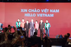 Tổng thống Indonesia (giữa) dự lễ ra mắt ứng dụng Go-Viet và chụp ảnh lưu niệm. (Ảnh: T.H/Vietnam+)