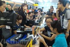 Mua hàng tại hệ thống Thegioididong. (Ảnh minh họa: Vietnam+)