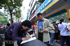 Yên xe máy cũng chở thành bàn đăng ký thông tin thuê bao ngày 21/4/2018. (Ảnh: Minh Quyết/TTXVN) 