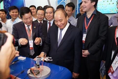 Thủ tướng Nguyễn Xuân Phúc thăm gian hàng của FPT tại Diễn đàn cấp cao về 4.0. (Ảnh: CTV)