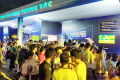 Trải nghiệm truyền hình tương tác của Viettel tại khu vực phố đi bộ Hà Nội tối 14/10. (Ảnh: T.H/Vietnam+)