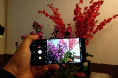 Với camera khẩu độ kép, camera của Galaxy S9 và S9+ cho phép máy tự động điều chỉnh ánh sáng. (Ảnh: T.H/Vietnam+) 