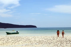 Thả mình trong làn nước xanh, trong vắt. 