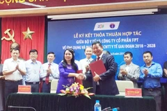 Sau cái "bắt tay" này, FPT sẽ nỗ lực hơn nữa để xây dựng không gian số cho ngành y tế trong giai đoạn 4.0. (Ảnh: T.H/Vietnam+)