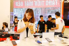Khách hàng trải nghiệm sản phẩm tại FPT Shop. (Nguồn: FPT Shop)