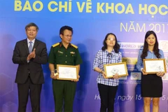 Một số tác giả đoạt giải Ba giải Báo chí Khoa học và Công nghệ 2017. (Ảnh: CTV/Vietnam+)