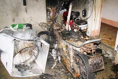 Chiếc xe máy cháy chỉ còn trơ khung sắt. (Nguồn: Thanh Niên)