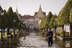 Ngập lụt tại khu vực cổng chính vào Cung điện lớn ở Bangkok ngày 27/10. (Nguồn: AFP/TTXVN)