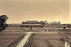 Toàn cảnh điện Kính Thiên xưa. (Ảnh do bác sĩ Charles Edouard Hocquard chụp giai đoạn 1884 -1885)