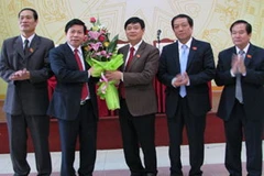 Ông Trần Văn Túy, Ủy viên Trung ương Đảng tặng hoa chúc mừng ông Nguyễn Nhân Chiến được bầu làm Chủ tịch UBND tỉnh Bắc Ninh. (Nguồn: Thái Hùng/Vietnam+)