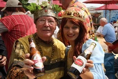 Vua và Hoàng hậu bia giới thiệu Bia của Liên hoan bia quốc tế Berlin lần thứ 14. (Ảnh: Văn Long/Vietnam+)