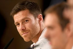 Alonso tại cuộc họp trước trận đấu. (Nguồn: fcb.de)