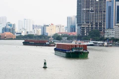 Tàu vận tải hàng hóa trên sông Sài Gòn. (Ảnh: Hồng Đạt/TTXVN) 
