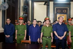 Các bị cáo tại phiên tòa. (Ảnh: Hoàng Hải/TTXVN)