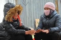 Nhiệt độ xuống thấp, người dân phải đốt lửa sưởi ấm. (Ảnh: Minh Đức/TTXVN)