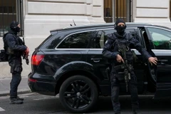 Cảnh sát đặc nhiệm Pháp tham gia dẫn độ Salah Abdeslam tới tòa án ở Paris. (Nguồn: AFP/TTXVN)