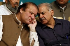 Ông Nawaz Sharif (trái) lúc còn là Thủ tướng và ông Shahbaz Sharif (phải) tại một sự kiện ở Lahore ngày 20/5/2013. (Nguồn: EPA/TTXVN)