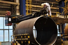 Công nhân làm việc tại nhà máy sản xuất ống thép ở Sơn Đông, Trung Quốc ngày 31/1. (Nguồn: AFP/TTXVN)