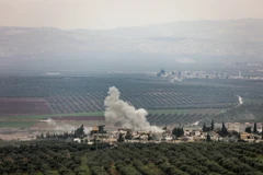 Khói bốc lên từ làng Deir Ballut ở vùng Afrin, Syria sau một cuộc không kích do Thổ Nhĩ Kỳ tiến hành ngày 10/2. (Nguồn: AFP/TTXVN)