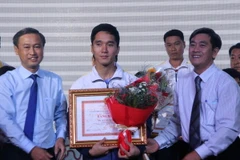 Vận động viên Nguyễn Ngọc Hiệp (giữa) nhận thưởng tại buổi biểu dương lực lượng thể thao Thành phố Hồ Chí Minh thi đấu xuất sắc tại ASEAN Paragame 9. (Ảnh: Xuân Dự/TTXVN)