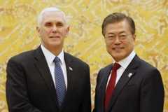Tổng thống Hàn Quốc Moon Jae-in (phải) và Phó Tổng thống Mỹ Mike Pence trong cuộc gặp tại Seoul ngày 8/2. (Nguồn: Kyodo/TTXVN)