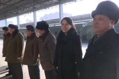 Bà Kim Yo-jong (thứ 2, phải) tiễn đoàn nghệ thuật Triều Tiên đến Hàn Quốc tham gia biểu diễn tại Olympic PyeongChang tại Bình Nhưỡng ngày 6/2. (Nguồn: Yonhap/TTXVN)