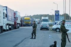 Cảnh sát Ukraine gác tại cửa khẩu biên giới Kalanchak. (Nguồn: AFP/ TTXVN)