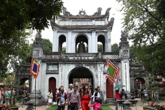 Du khách đến du xuân tại Văn Miếu - Quốc Tử Giám. (Ảnh: Quốc Khánh/TTXVN)