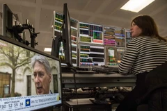 Người dân Anh theo dõi cuộc trả lời phỏng vấn của Bộ trưởng Tài chính Anh Philip Hammond trên truyền hình. (Nguồn: AFP/TTXVN)