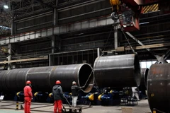 Công nhân làm việc tại nhà máy sản xuất ống thép ở Sơn Đông, Trung Quốc ngày 31/1. (Nguồn: AFP/TTXVN)