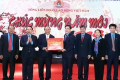 Thủ tướng Nguyễn Xuân Phúc đến chúc Tết cán bộ, công nhân viên và người lao động Tổng Liên đoàn lao động Việt Nam. (Ảnh: Thống Nhất/TTXVN)