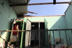 Vụ nổ khiến mái phòng trọ bị hất văng đi xa. (Ảnh: Nguyễn Văn Việt/TTXVN)