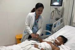 Các bác sỹ Bệnh viện Nhi đồng Thành phố đang chăm sóc cho bệnh nhi sau phẫu thuật. (Ảnh: TTXVN)