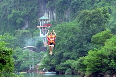 Hệ thống zipline Sông Chày-Hang Tối thuộc Vườn Quốc gia Phong Nha-Kẻ Bàng. (Ảnh TTXVN)