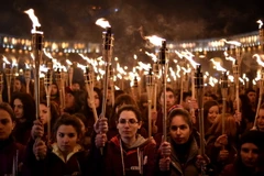 Người dân thắp đuốc tại lễ tưởng niệm 100 năm vụ thảm sát cộng đồng người Armenia ở thủ đô Yerevan ngày 24/4/2015. (Nguồn: AFP/TTXVN)