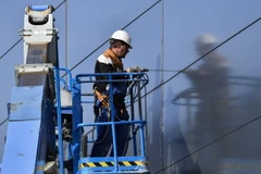 Công nhân làm việc tại Berlin, Đức ngày 23/9. (Nguồn: AFP/TTXVN)