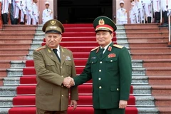 Bộ trưởng Bộ Quốc phòng Ngô Xuân Lịch đón Bộ trưởng Bộ các Lực lượng vũ trang cách mạng Cuba Leopoldo Cintra Frías. (Ảnh: Văn Điệp/TTXVN)