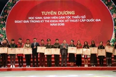 Chủ tịch Trung ương Hội Nông dân Việt Nam Thào Xuân Sùng và Bí thư Trung ương Đoàn Bùi Quang Huy trao Bằng khen của Trung ương Đoàn cho học sinh, sinh viên đạt giải trong cuộc thi Khoa học Kỹ thuật cấp Quốc gia năm 2018. (Ảnh: Văn Điệp/TTXVN)