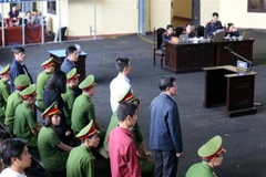 Các bị cáo nghe đại diện Viện Kiểm sát nhân dân tỉnh Phú Thọ đọc quyết định truy tố các bị can. (Ảnh: Trung Kiên/TTXVN)