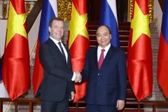 Thủ tướng Nguyễn Xuân Phúc chụp ảnh chung với Thủ tướng Nga Dmitry Medvedev trước khi tiến hành hội đàm. (Ảnh: Thống Nhất/TTXVN)