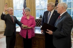 Ông Jeff Sessions (trái) tuyên thệ nhậm chức Bộ trưởng Tư pháp Mỹ trước Tổng thống Donald Trump (thứ hai, phải) và Phó Tổng thống Mike Pence (phải) tại Washington, DC., ngày 9/2/2017. (Nguồn: AFP/TTXVN)