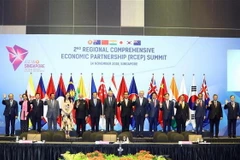 Thủ tướng Nguyễn Xuân Phúc (ngoài cùng, bên trái) cùng các Trưởng đoàn ASEAN và 6 đối tác chụp ảnh chung. (Ảnh: Thống Nhất/TTXVN)