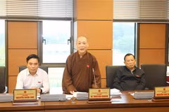 Hòa thượng Thích Bảo Nghiêm, Đại biểu Quốc hội thành phố Hà Nội, thảo luận ở tổ. (Ảnh: Phương Hoa/TTXVN)